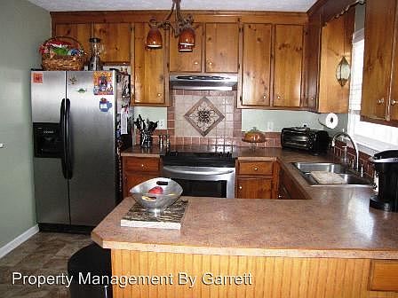 3rd image of 914 Charlotte Dr