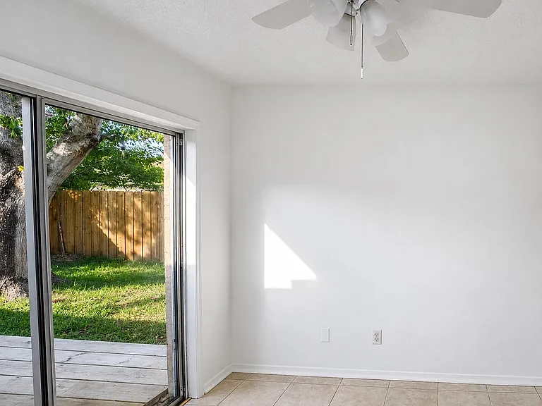 405 Island View Cir — Photo 22