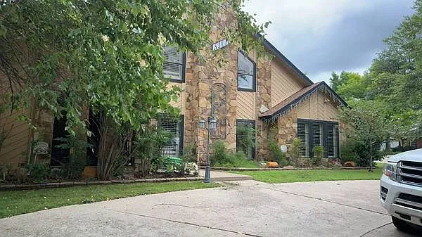 5 bed, 3712 sqft, $2,500 — Photo 2