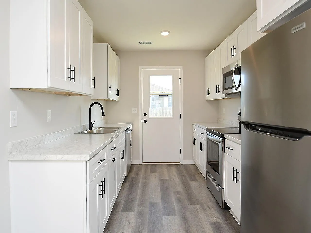 3 bed, 1130 sqft, $1,780 — Photo 3