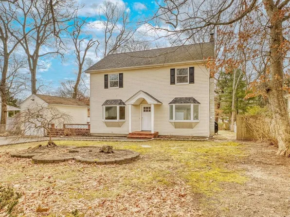 10 Poinsetta Avenue, Middle Island, NY 11953