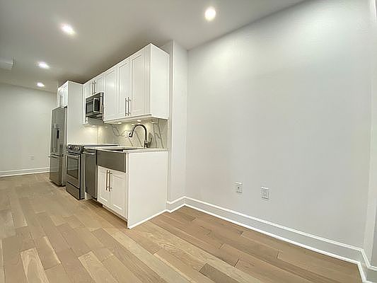 5th image of 160 E 48th St #T11