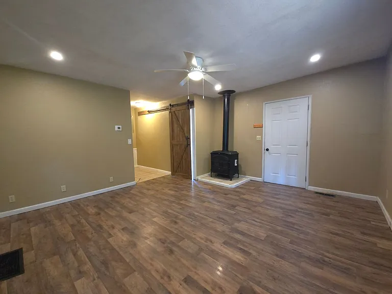 402 Oregon St — Photo 4