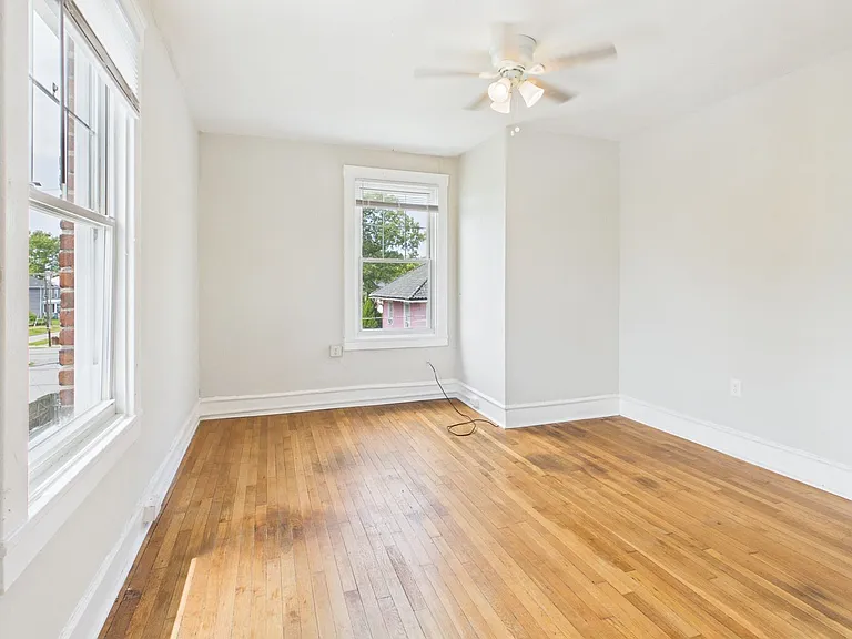 2400 Barton Ave — Photo 38