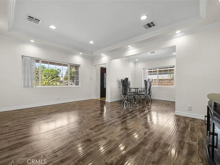 11252 Saticoy St — Photo 4
