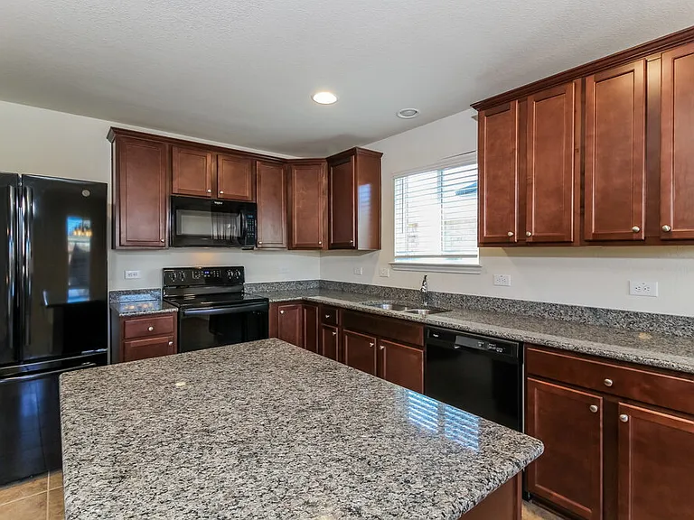 1449 Vernon Dr — Photo 8