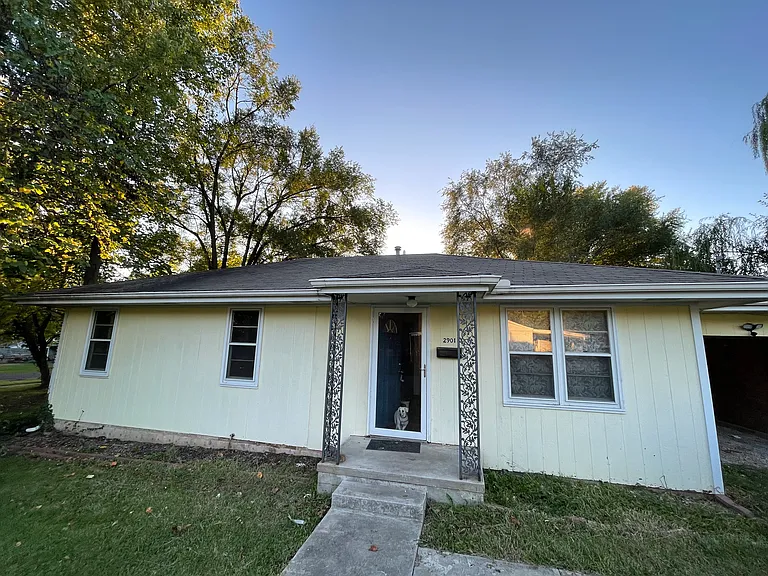 2901 W Walnut St — Photo 1