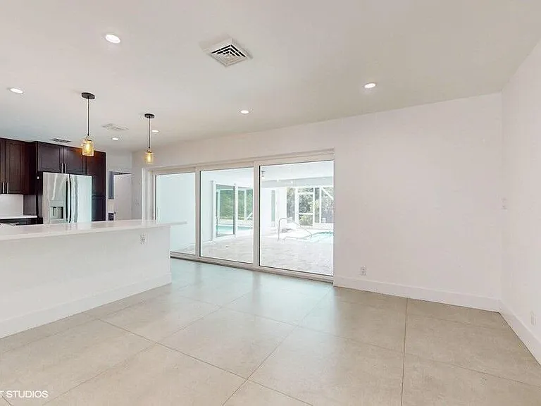 200 SW 6th Ave — Photo 8