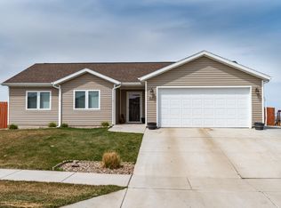 3111 Percheron Dr SE, Mandan, ND 58554