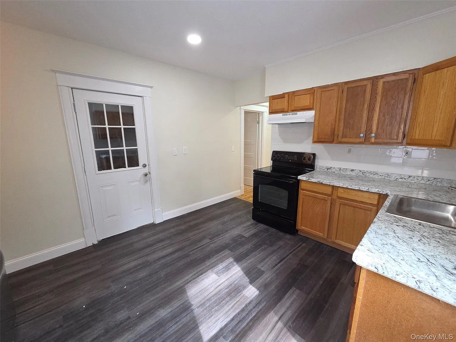3 bed, 1.0 bath, 1420 sqft, $2,700 — Photo 4