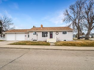 204 E Highland Dr, Williston, ND 58801