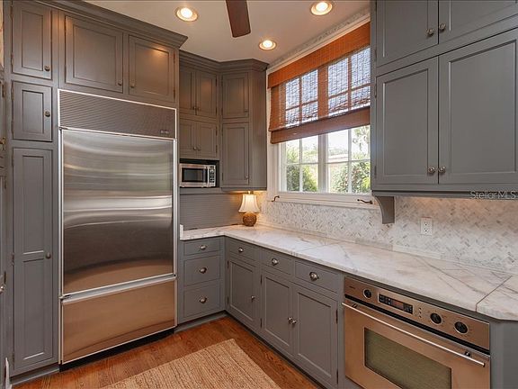 5th image of 647 Bourne Pl
