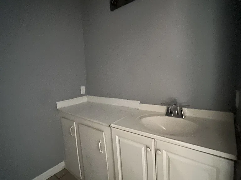 406 W Ripley Ave — Photo 3