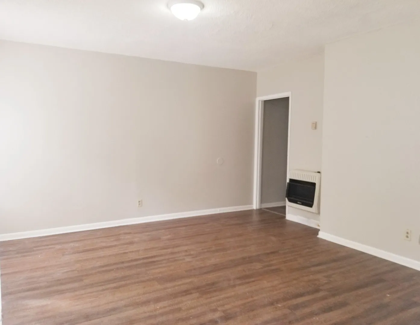 Charming Two Bedroom Home Move-In Ready — Photo 4