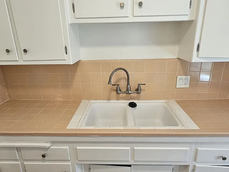 1227 S Holt Ave — Photo 7