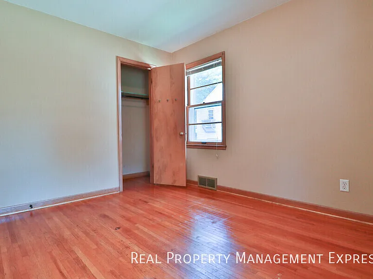 1904 S Hawthorne Ave — Photo 11
