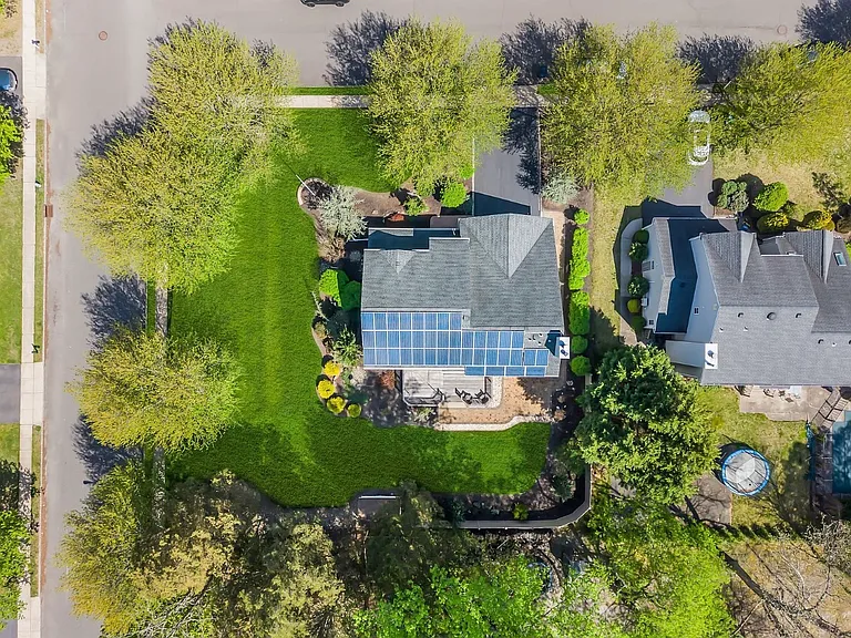 1 Edinburgh Ct — Photo 32