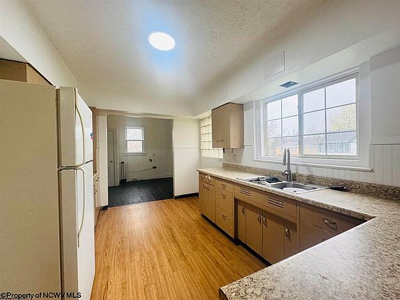 3rd image of 230 Locust Ave