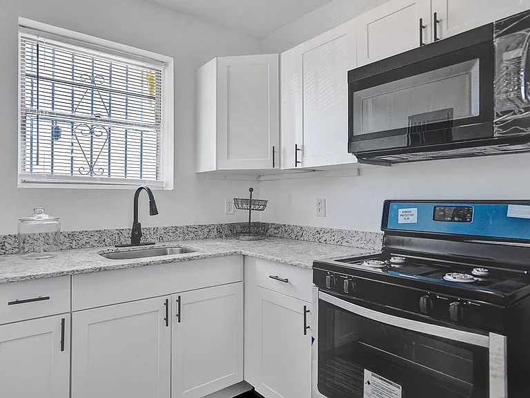 708 NW 4th Ave — Photo 9