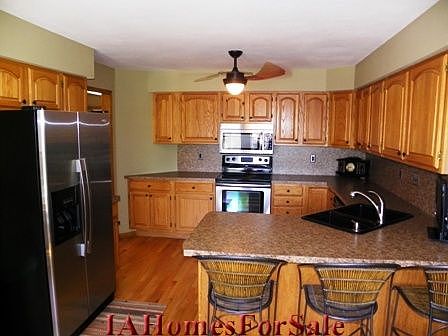 Kitchen with breakfast bar