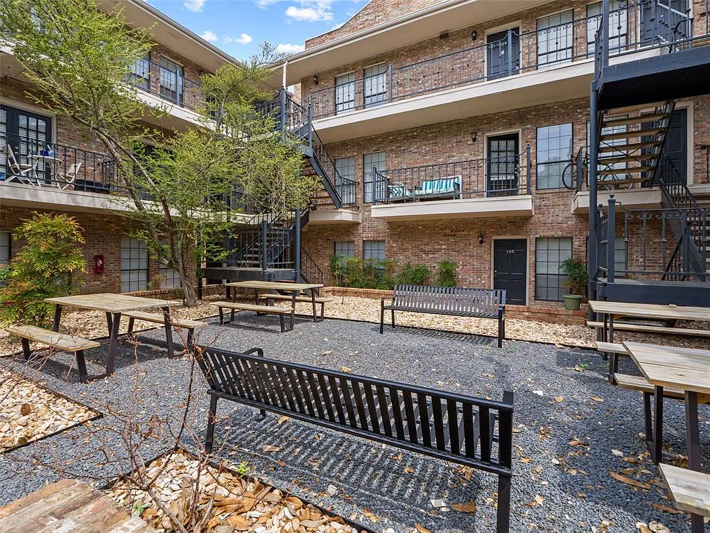 2 bed, 850 sqft, $1,450 — Photo 2