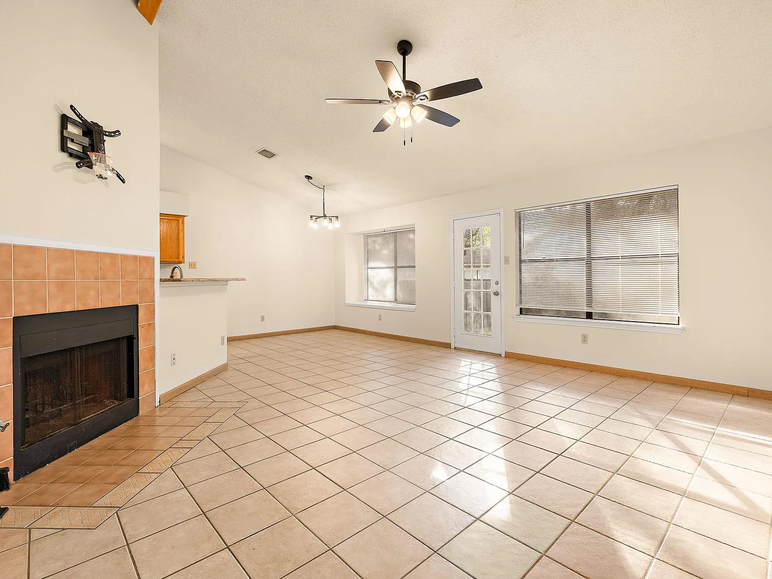 3 bed, 2.0 bath, 1200 sqft, $1,800 — Photo 3