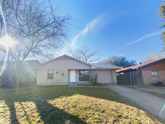 3rd image of 1012 Meadow Park Dr