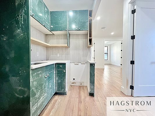 3rd image of 1027 Putnam Ave #4D