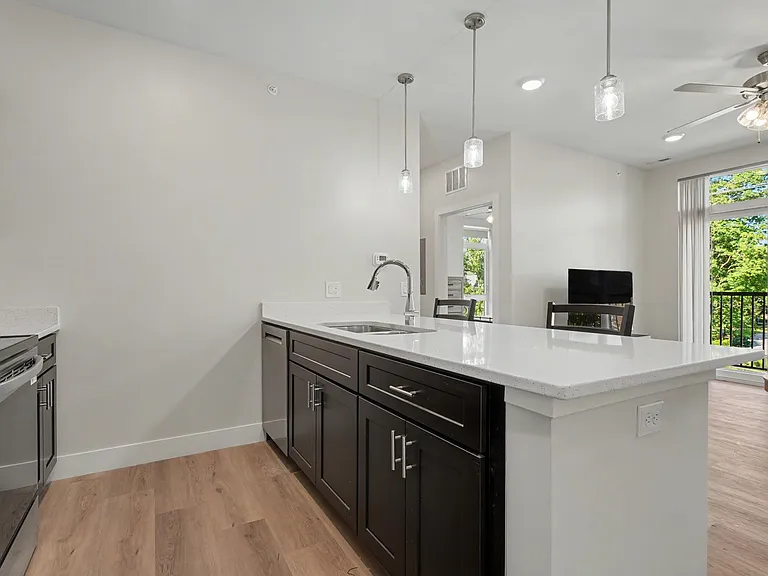 512 W Clark St — Photo 39