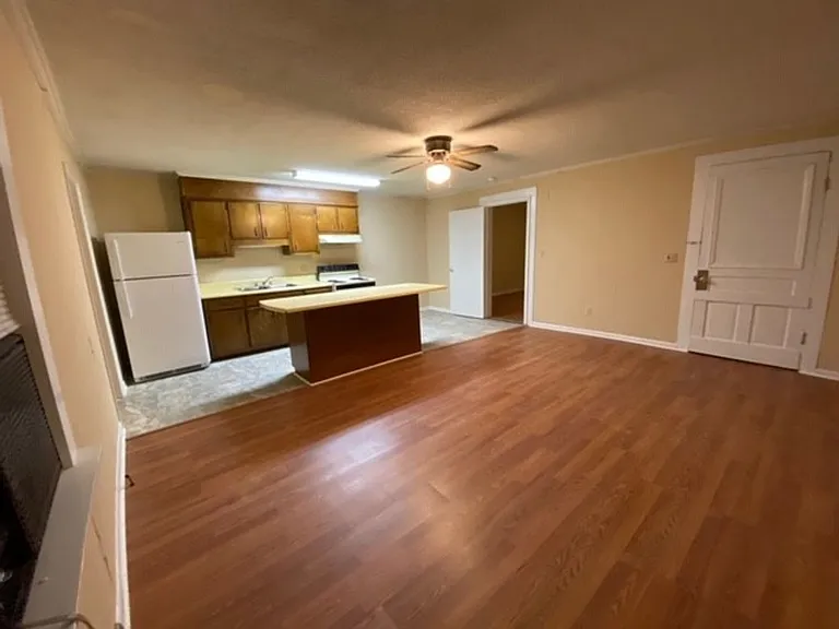 220 E Main St #C — Photo 4