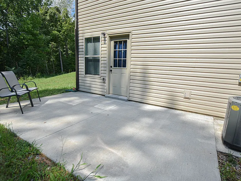 219 Smithson Ln — Photo 31