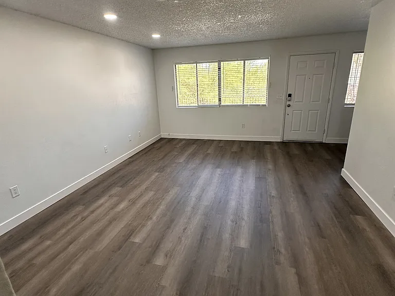 3301 W Harmont Dr #4 — Photo 5