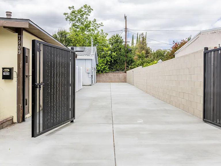 7909 Aura Ave — Photo 4