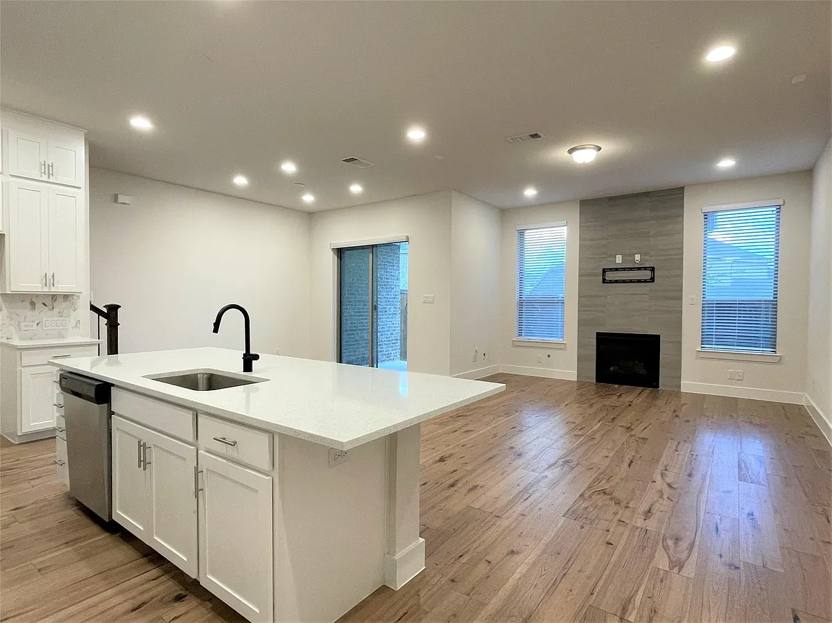 Building Photo - 8242 Primrose Way