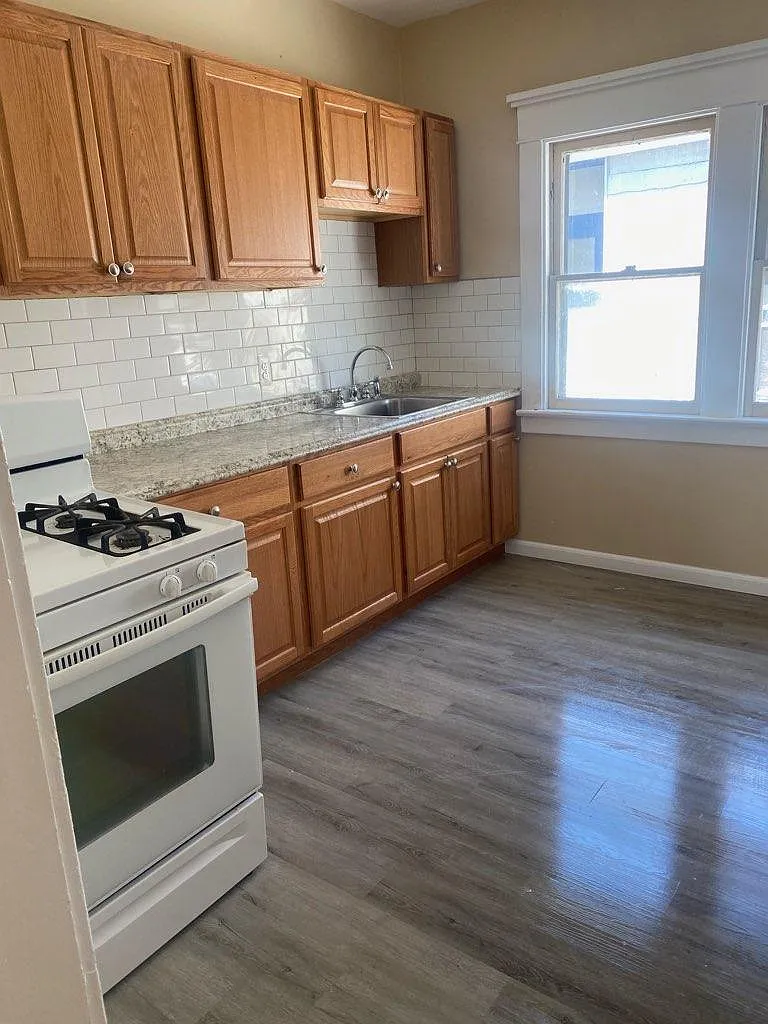 4 bed, $2,000 — Photo 2