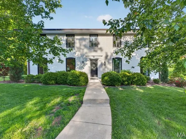 55 Berkshire Dr, Saint Louis, MO 63117
