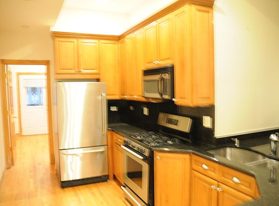 3rd image of 59 E Bellevue Pl #C