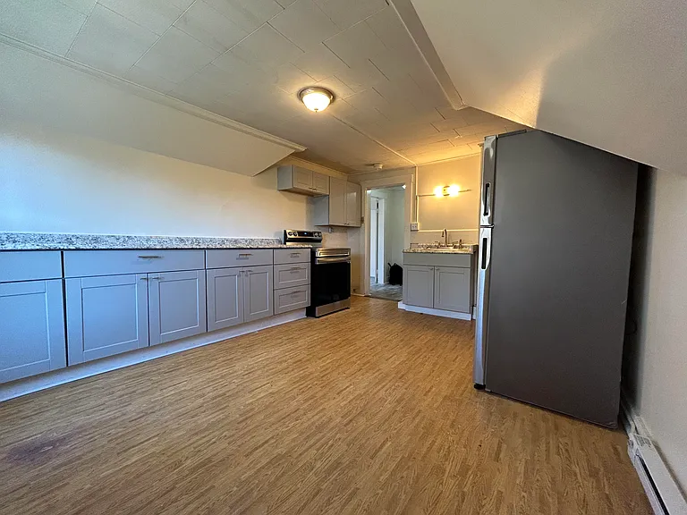 201 Roxbury St #3 — Photo 4