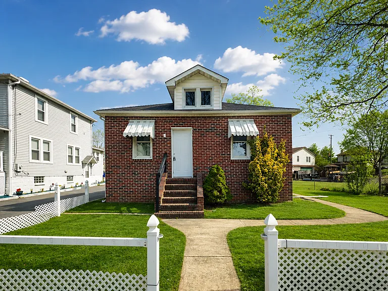 5 Homeland Ave — Photo 1