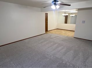 750 N Pioneer Rd #207, Waukegan, IL 60085