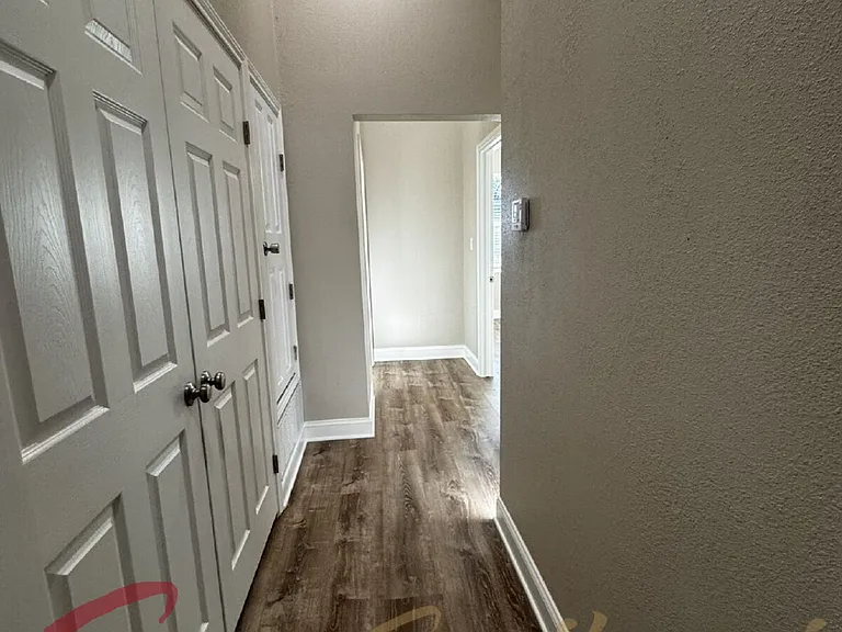 939 W Frey St — Photo 6