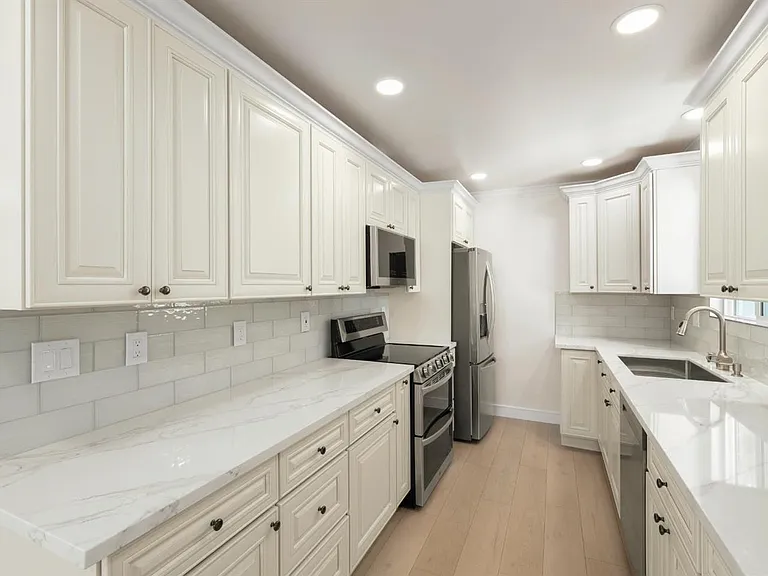 6120 Friendly Ct — Photo 9