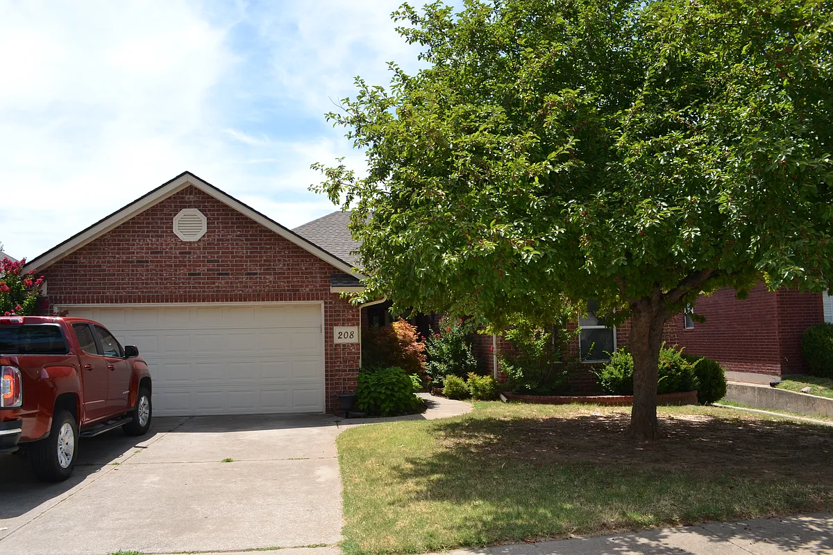 Building Photo - 208 Pinafore Dr