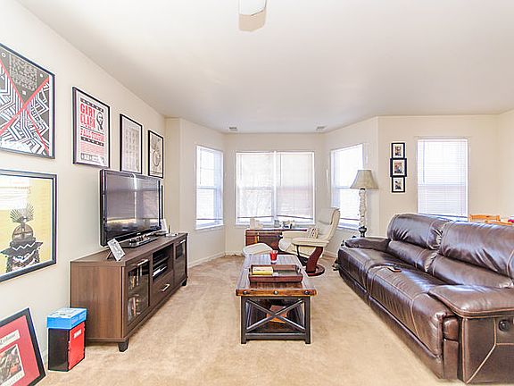 4th image of 665 W Division St #3C