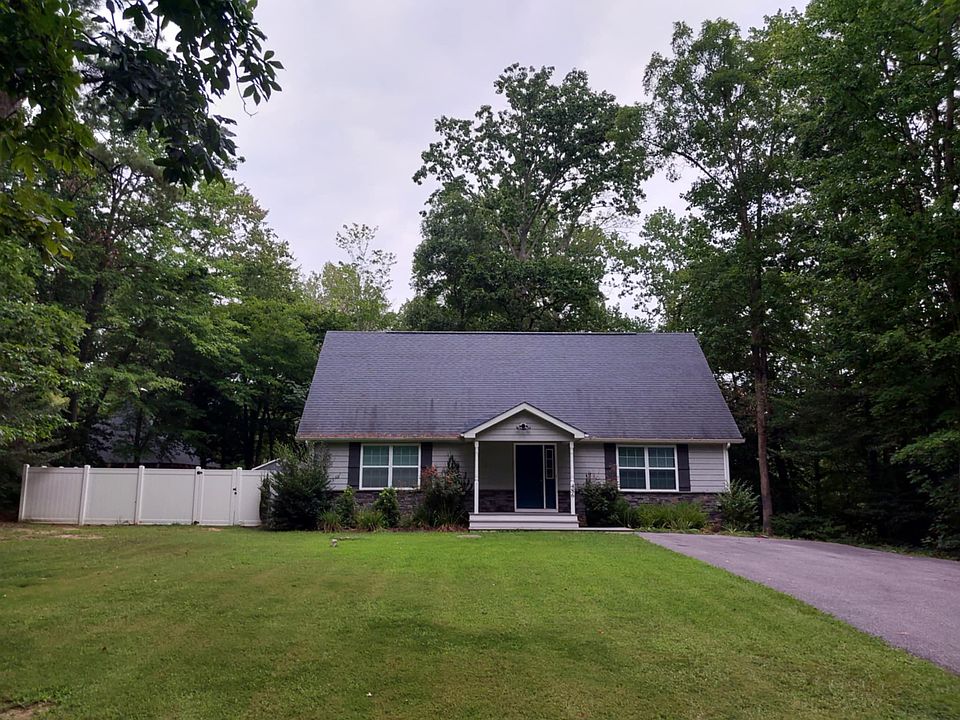 Welcome to 486 Dogwood Dr _ charming 3-bedroom, 2.5-bath home located in the Drum Point community with water privileges.