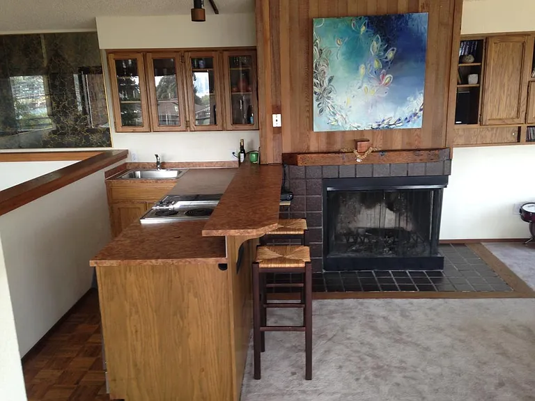 Kitchenette & Bar