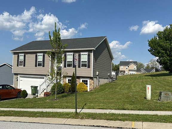 2nd image of 32 Huntmaster Dr W