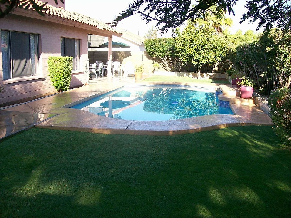 Back yard w/play pool