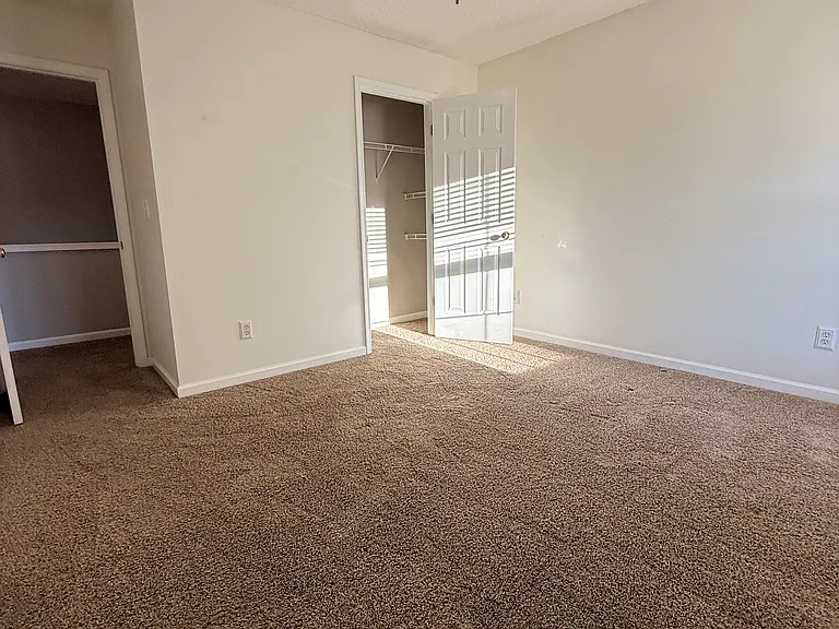 240 Regent Sq — Photo 44