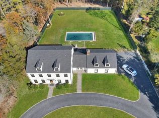 15 Bay Ave W, Hampton Bays, NY 11946